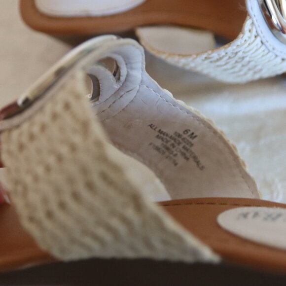 Like new St John's Bay Sandals Size 6 - Picture 5 of 7